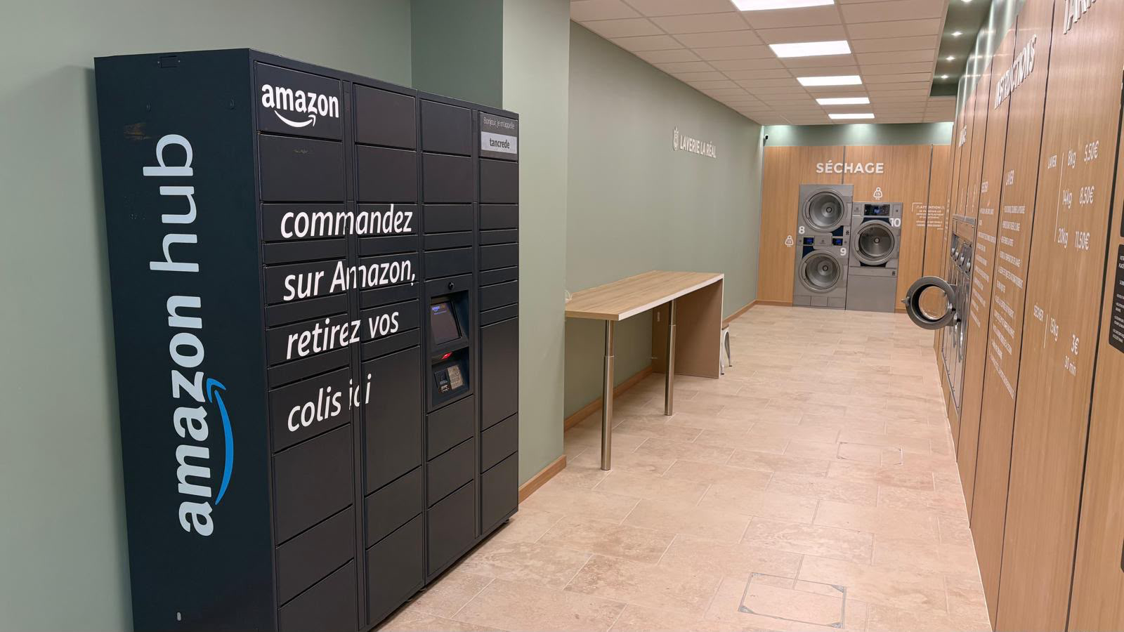 Locker Amazon à l’entrée de la laverie La Réal